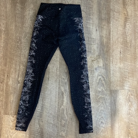 VGUC Lululemon black leggings with white detailing - Picture 4 of 6